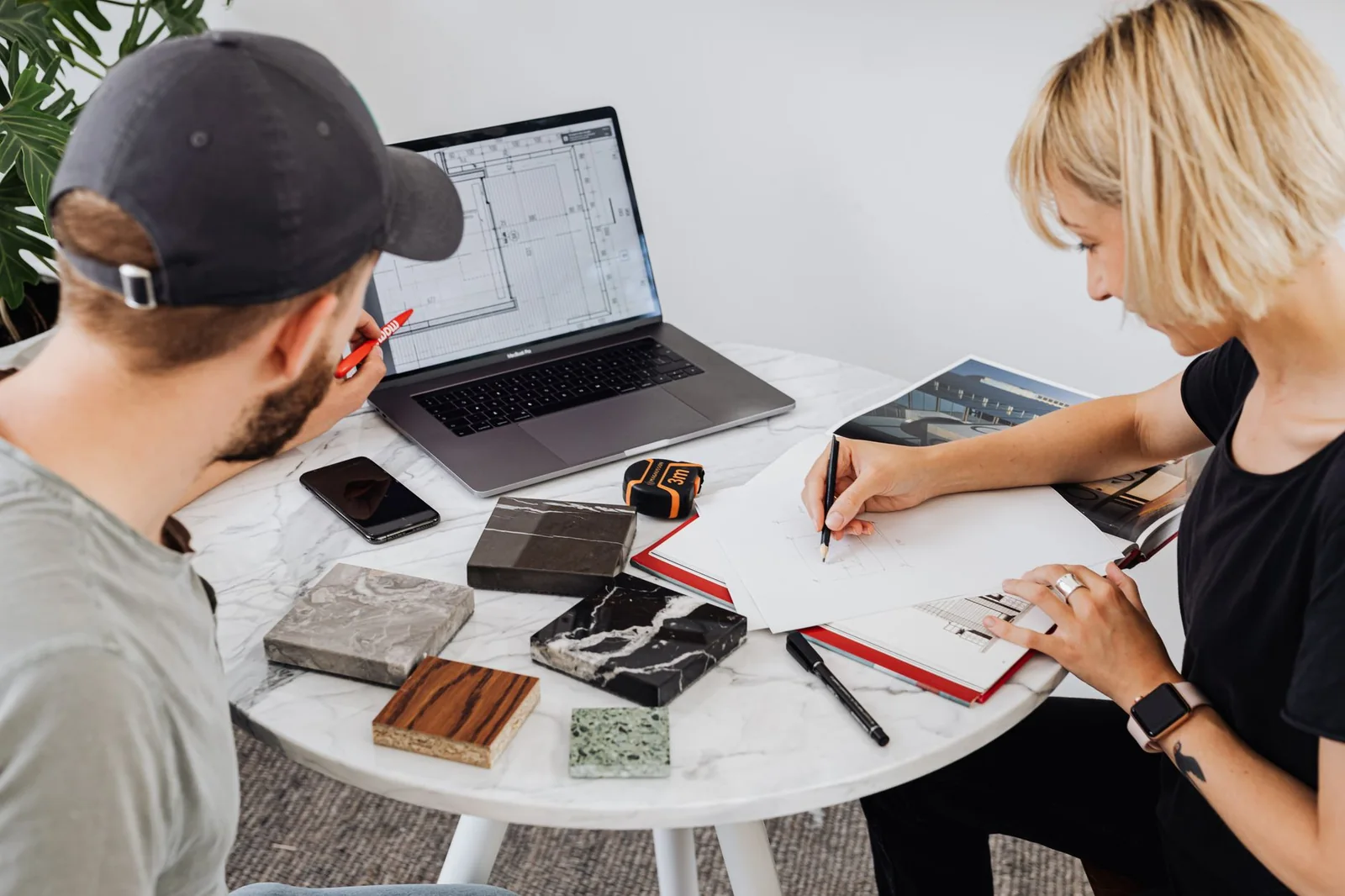 Designerinnen und Designer entwickeln gemeinsam eine Website